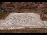 08548 ostia - regio v - insula vii - domus dei capitelli di stucco (v,vii,4-5) - ambulacrum - mosaik - nordostecke - 06-2024.jpg